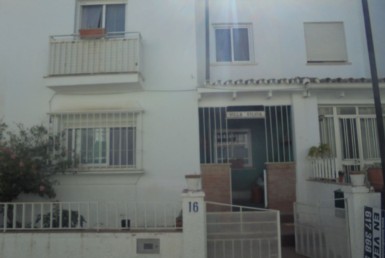Hauptfassade 1 385x258 - Reihenhaus in Vélez-Málaga