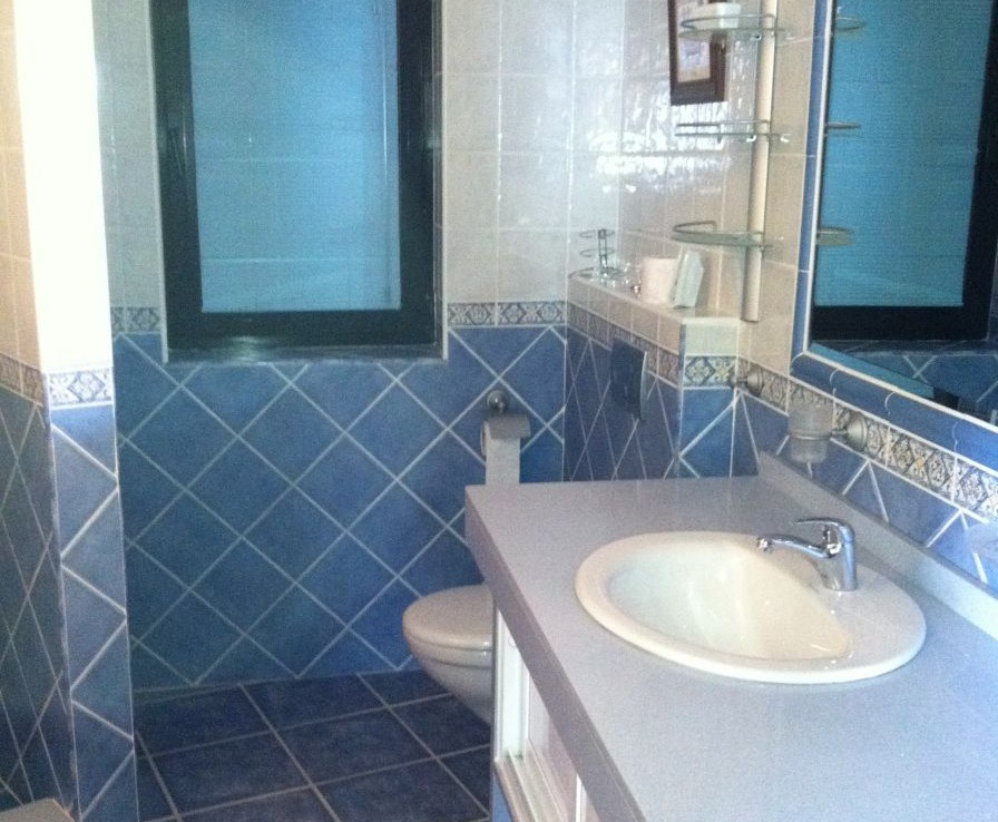 Bathroom 3 1 896x738 - Villa in Arenas